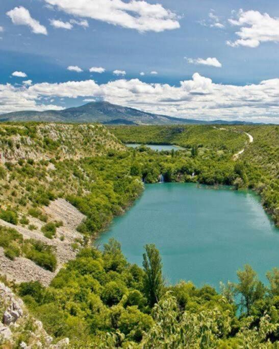 Bedroom For 1, In 100 Y Old Dalmatian House, Under Mountain, 14 Km To Np Krka, 35 Mins Drive To Beach Razvode Экстерьер фото