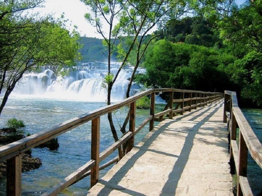 Bedroom For 1, In 100 Y Old Dalmatian House, Under Mountain, 14 Km To Np Krka, 35 Mins Drive To Beach Razvode Экстерьер фото